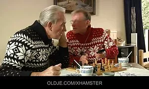 Isotissinen tyttö suomalaiset pornovideot siivotaan ja pestään.