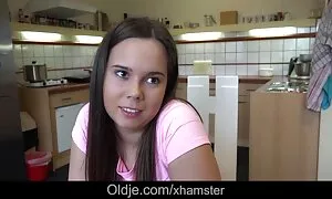 Kaksi kusipäätä leikkii ilmainen suomiporno ujon miehen kanssa.