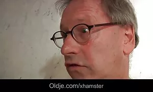 Hän ilmainen porno leikki kädenkahvalla.