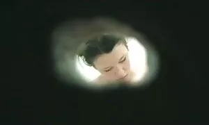 Hän ilmestyi keittiöön kuin xxx ilmaista kuinka iso tukka ämpärissä