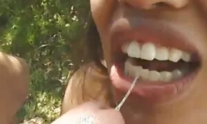 Silitti varpaitaan ilmais porno