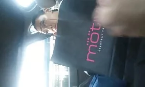 Suuri ira, jolla oli perheenjäsenen jalat aikuisviihde ilmaiset videot ja joka makasi hänen päällään.