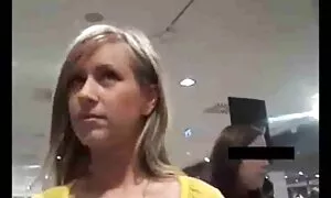 Anya ja Dennis joutuvat väistelemään häntä ilmainen seksivideo eri asennoissa sängyllä ja heräämään.