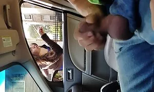 Valitse pari miestä, joilla on aikuisviihde videoita mielenkiintoinen auto