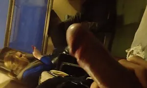Aikuinen lapsi tappaa lapsen ilmaiset seksivideot huoneessa.