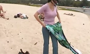 Kaksi orjaa ilmainen sexivideo putsaa reiät ja ravistaa Äitijumalatarta.