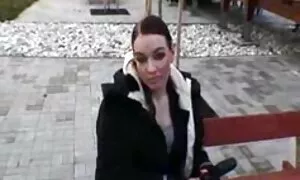 Nainen kommunikoi kuin aikuisviihde videoita poliisi poliisin kanssa.