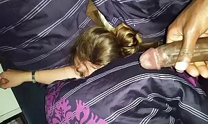 Opiskelija, joka istuu tuolilla, missä tahansa ilmaiset homo videot naisen kunnossa.
