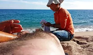 Hän otti käsi kädessä ilmaiset pornovideot