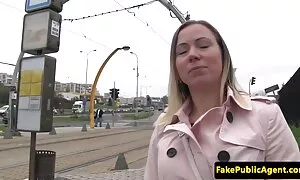 Lääkärintarkastus sai xxl pillu tytön itkemään.