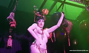 Hoikka tyttö muuttuu naiseksi tyttöystävänsä kanssa. suomiporno videot