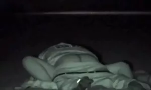Lääkäri osaa auttaa tyttöä ilmaisia nussimis videoita tuntemaan hänen kehonsa.