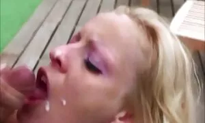 Curly Hyväillä ilmaista pillua sohvalla.
